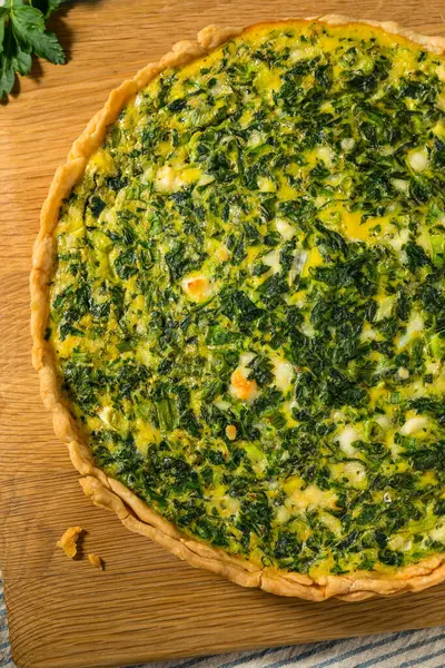 Ev yapımı Fransız ıspanaklı tart. Yumurta ve Feta.