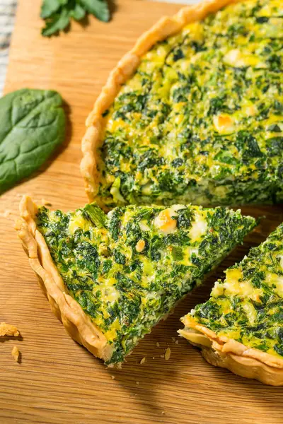 Ev yapımı Fransız ıspanaklı tart. Yumurta ve Feta.