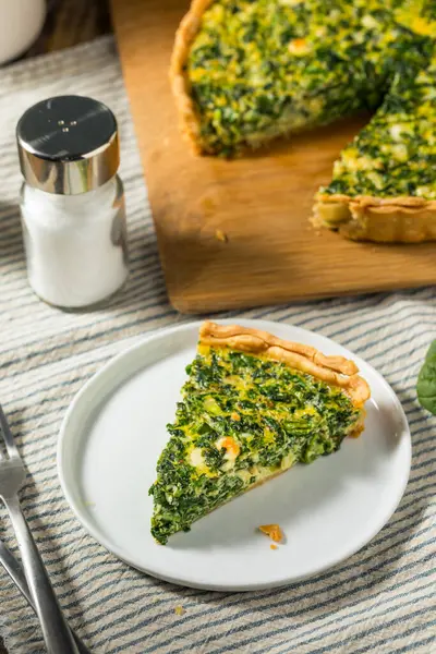 Ev yapımı Fransız ıspanaklı tart. Yumurta ve Feta.