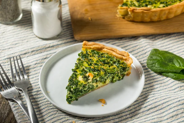 Ev yapımı Fransız ıspanaklı tart. Yumurta ve Feta.