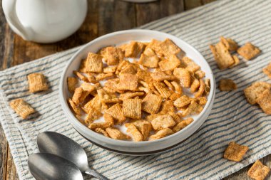 Sağlıklı Kahverengi Tarçınlı Tost Kahvaltıda tam yağlı mısır gevreği