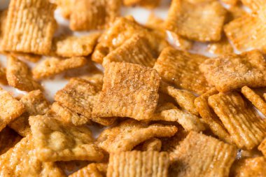 Sağlıklı Kahverengi Tarçınlı Tost Kahvaltıda tam yağlı mısır gevreği