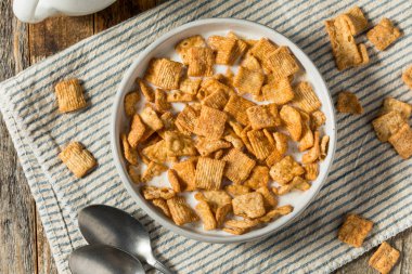 Sağlıklı Kahverengi Tarçınlı Tost Kahvaltıda tam yağlı mısır gevreği