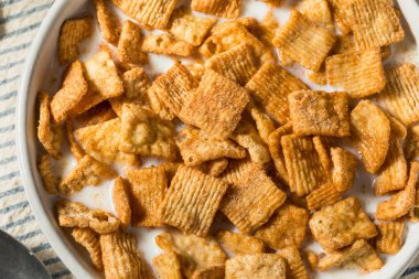 Sağlıklı Kahverengi Tarçınlı Tost Kahvaltıda tam yağlı mısır gevreği