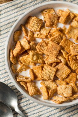 Sağlıklı Kahverengi Tarçınlı Tost Kahvaltıda tam yağlı mısır gevreği