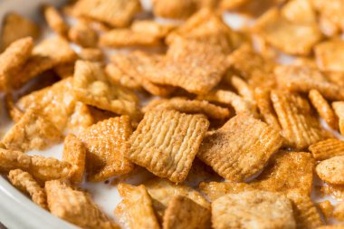 Sağlıklı Kahverengi Tarçınlı Tost Kahvaltıda tam yağlı mısır gevreği