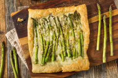 Aperatif olarak peynirli ev yapımı puf böreği kuşkonmaz turtası.