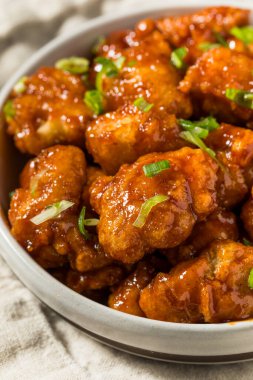 Susamlı ve Soya soslu Baharatlı Koreli Tavuk