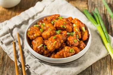 Susamlı ve Soya soslu Baharatlı Koreli Tavuk