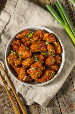 Susamlı ve Soya soslu Baharatlı Koreli Tavuk