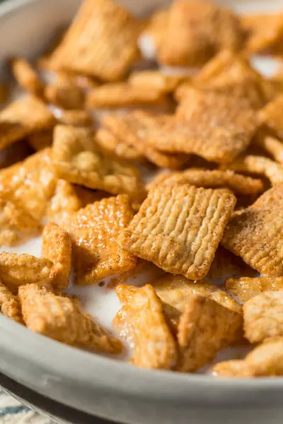 Sağlıklı Kahverengi Tarçınlı Tost Kahvaltıda tam yağlı mısır gevreği