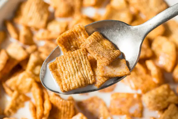 Sağlıklı Kahverengi Tarçınlı Tost Kahvaltıda tam yağlı mısır gevreği