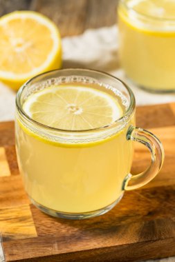 Bardakta sıcak zencefilli limonlu çay.