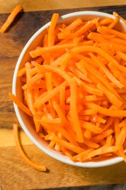 Organik Çiğ Parçalanmış Havuç Kasede Parçalanmış