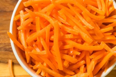 Organik Çiğ Parçalanmış Havuç Kasede Parçalanmış