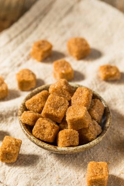 Kahverengi Ham Şeker Küpleri Kasede