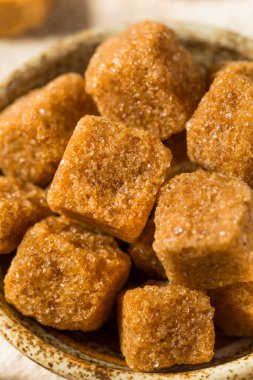 Kahverengi Ham Şeker Küpleri Kasede