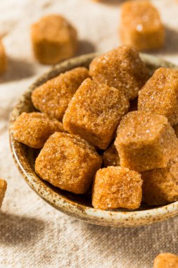 Kahverengi Ham Şeker Küpleri Kasede