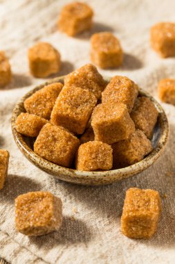 Kahverengi Ham Şeker Küpleri Kasede