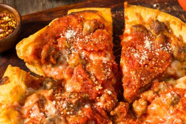 Ev yapımı Mini Chicago tarzı sosisli Deep Dish Pizza.