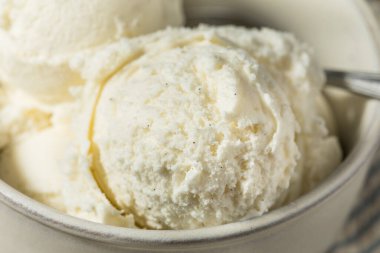 Ev yapımı vanilyalı dondurma kasesinde dondurma.