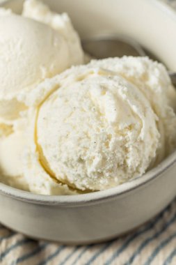 Ev yapımı vanilyalı dondurma kasesinde dondurma.