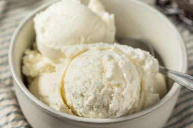 Ev yapımı vanilyalı dondurma kasesinde dondurma.