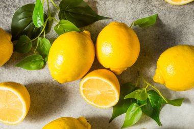 Organik Çiğ Sarı Tohumsuz Limonlar Bir demet