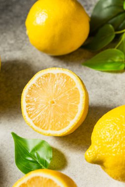 Organik Çiğ Sarı Tohumsuz Limonlar Bir demet