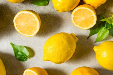 Organik Çiğ Sarı Tohumsuz Limonlar Bir demet