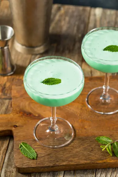 Boozy Mint Grønn Grasshopper Cocktail Med Creme Cacao – stockfoto