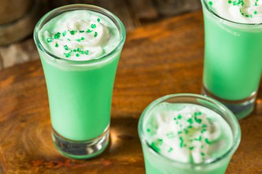 Ayyaş Yeşil Çekirge Kremalı Kokteylleri İçti