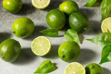 Bir demet organik çiğ yeşil limon.