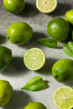 Bir demet organik çiğ yeşil limon.