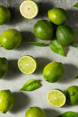 Bir demet organik çiğ yeşil limon.