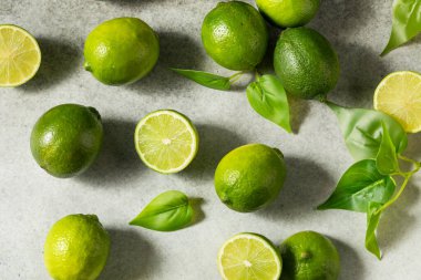 Bir demet organik çiğ yeşil limon.