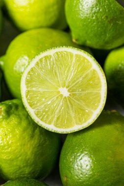Bir demet organik çiğ yeşil limon.