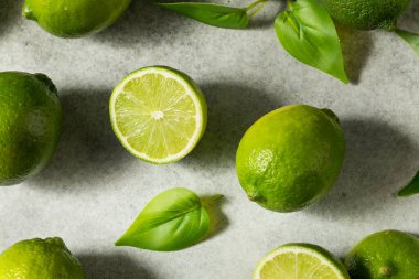 Bir demet organik çiğ yeşil limon.