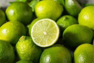 Bir demet organik çiğ yeşil limon.