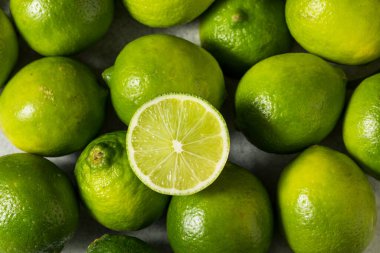 Bir demet organik çiğ yeşil limon.
