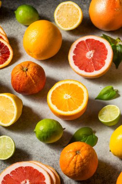 Limonlar, limonlar, greyfurtlar ve portakallarla çeşitli organik çiğ turunçgil meyveleri.