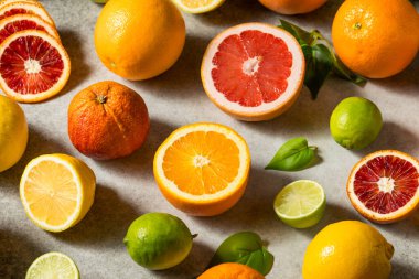 Limonlar, limonlar, greyfurtlar ve portakallarla çeşitli organik çiğ turunçgil meyveleri.