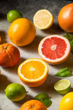 Limonlar, limonlar, greyfurtlar ve portakallarla çeşitli organik çiğ turunçgil meyveleri.