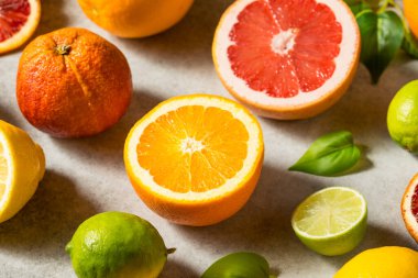 Limonlar, limonlar, greyfurtlar ve portakallarla çeşitli organik çiğ turunçgil meyveleri.