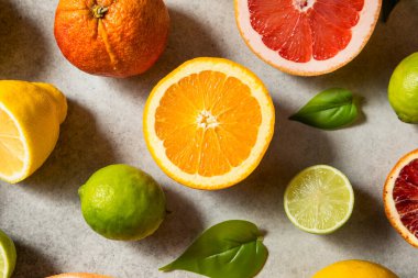 Limonlar, limonlar, greyfurtlar ve portakallarla çeşitli organik çiğ turunçgil meyveleri.