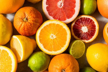 Limonlar, limonlar, greyfurtlar ve portakallarla çeşitli organik çiğ turunçgil meyveleri.