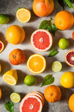 Limonlar, limonlar, greyfurtlar ve portakallarla çeşitli organik çiğ turunçgil meyveleri.