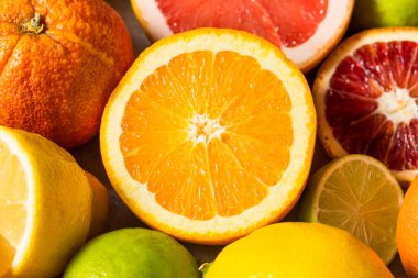 Limonlar, limonlar, greyfurtlar ve portakallarla çeşitli organik çiğ turunçgil meyveleri.