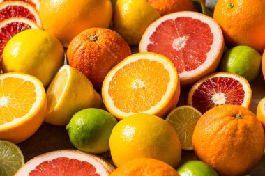 Limonlar, limonlar, greyfurtlar ve portakallarla çeşitli organik çiğ turunçgil meyveleri.