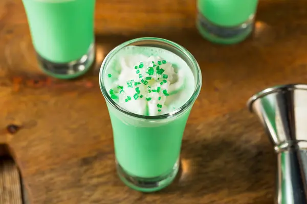Boozy Green Grasshopper Shots Cocktails Mit Schlagsahne — Stockfoto